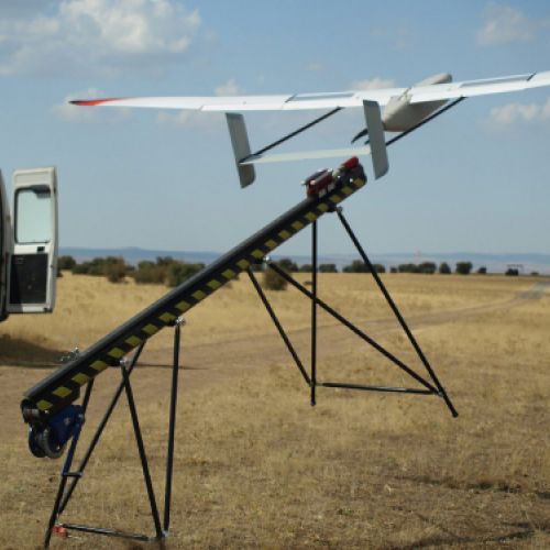 Imagen de dron con forma de avión en estructura colocado en exterior