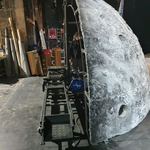 Imagen lateral de media esfera grande simulando una luna