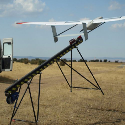 Imagen de dron con forma de avión en estructura colocado en exterior