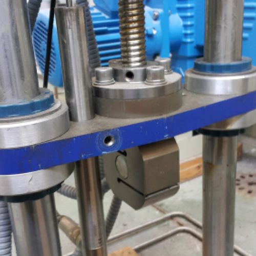 Imagen de estructura de tornillos y tubos de metal para ingeniería