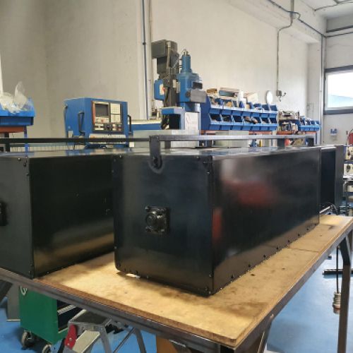 Imagen de interior de nave con mesa y estr ucturas para ingeniería