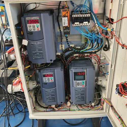 Imagen de cuadro eléctrico con cables y estructuras con displays