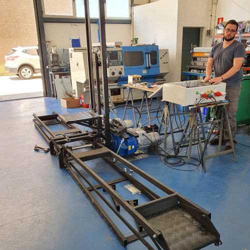 Imagen de interior de nave con trabajador y estructura metálica en el suelo