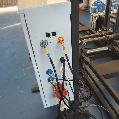 Imagen de caja de electricidad con cables en interior de nave