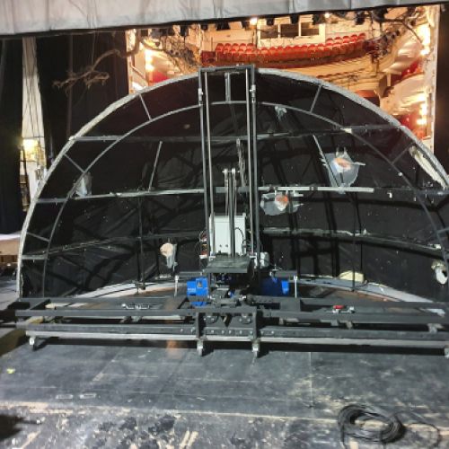 Imagen de estructura grande de media esfera para escenario