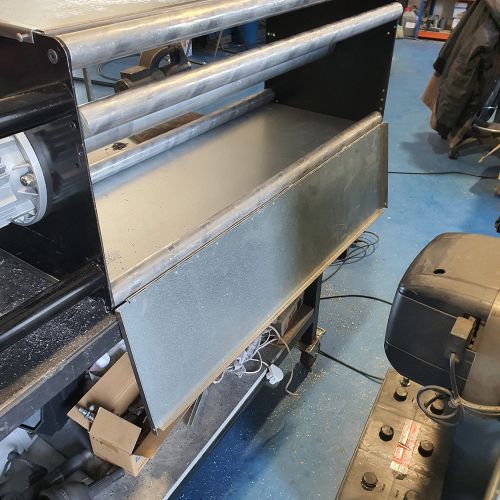 Imagen de interior de nave con máquina